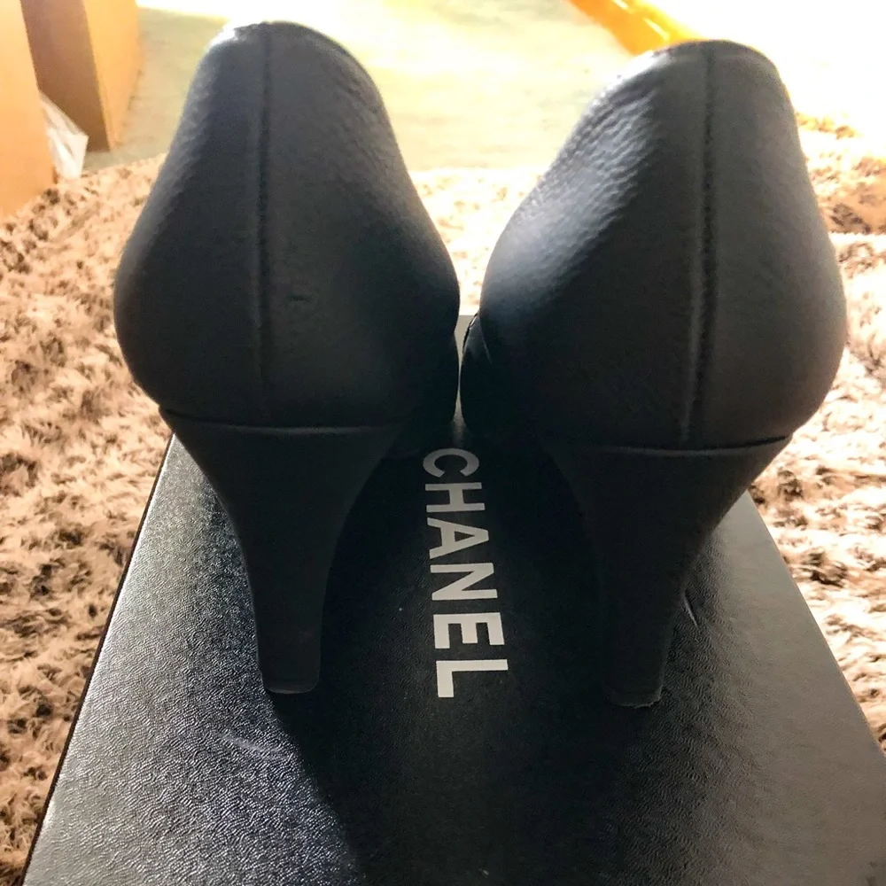 2019 Interlocking CC Logo Chanel Leather Pumps - Picture 12 of 13